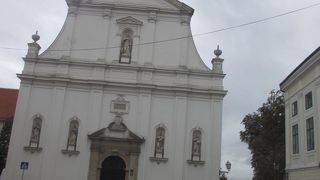 ケーブルカーの頂上駅を降りたらすぐ右手にある教会です