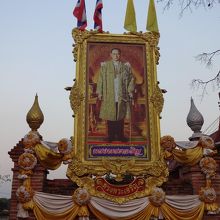 入口には、タイ国内ではどこでもよく目にする国王の大きな肖像画