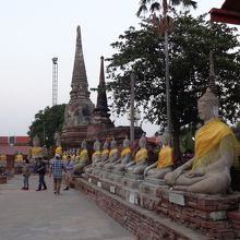 仏塔の対面にはこのような仏像が並んでいた。