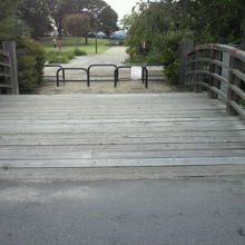 八田御朱印公園の入口の太鼓橋です。木製の橋になっています。