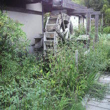 八田御朱印公園の入口を入ると、右手に古い水車が見えてきます。