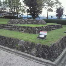 公園の一番奥に小高い台状の区画があります。石舞台との名称です