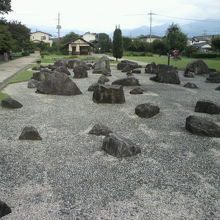 石舞台の区画から東側を見ると、川が氾濫する様を模した区画です