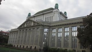 かなり大きな建物で造りも凝っています