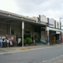モンデ酒造山梨工場の入口で工場見学の申し込み申請をします。