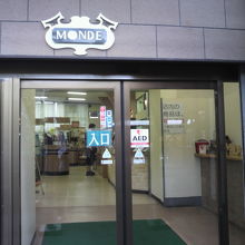 写真撮影が制止された見学を終え、試飲・即売会場に入ります。