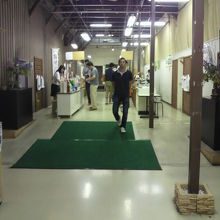 工場見学から試飲会場に入り、ワイン等を購入した後、外に出ます