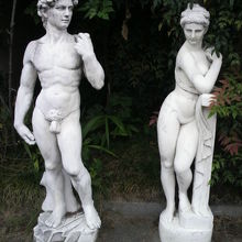 ワイナリー関連施設一般に見られる、つきもののような像です。