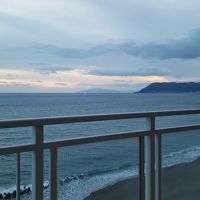 右手に見えているのが函館山（５階の部屋のベランダ）