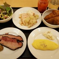 林檎バターや自家製ベーコン、10種以上のドレッシングも美味。