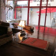 店内のカウンターの風景です。