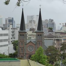 向かいの第一教会から眺めた桂山聖堂