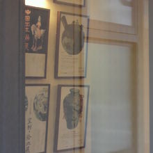 日月美術館の入口には、陶磁器展示の案内の掲示が見えます。