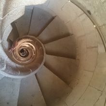 塔から下へ降りる階段