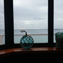 店内は海岸の景色を見ながら食事ができます。