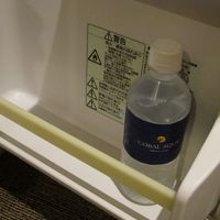 冷蔵庫には、水一本が付いていました。
