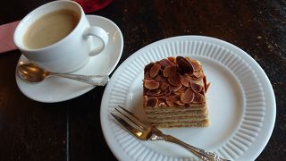 新逗子駅から近くにあるオリジナルのケーキ、プリンが美味しいカフェ店です。