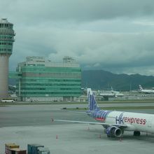 香港空港の管制塔と香港エキスプレス