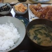 釧路駅前の定食屋。地元の魚も味わえます。