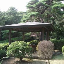 東屋もある日本庭園