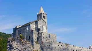 半島の突端の断崖に建つ孤高の教会の姿に胸震わせて