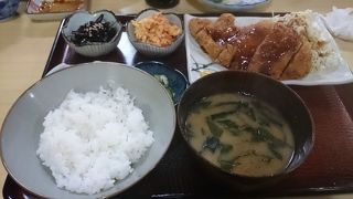 釧路駅前の定食屋。地元の魚も味わえます。