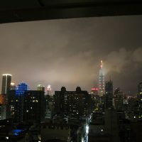 夜のライトアップされた１０１。