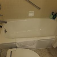 お風呂は足が伸ばせます