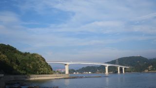優美な曲線の大橋
