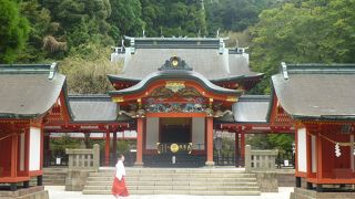 朝一番の霧島神宮は厳粛な雰囲気に包まれていました。