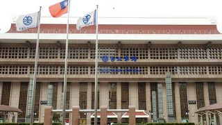 鉄道の発着は地下なのに、地上にとても大きな建物があります。