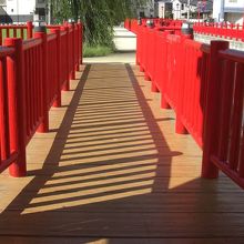 気のせいか欄干の影までも赤く感じる。