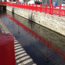 川面に映る欄干も美しい。