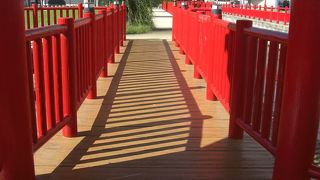 ホテルの窓から見えた赤い欄干が気になって。