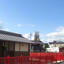 秋晴れの空の色に映える欄干の赤色。(建物はトイレ)