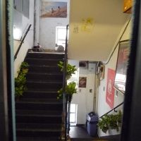 階段下が喫煙場所。