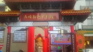 守護神が彫られた朱色の四方門。