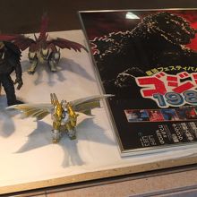 旧洋品店にズラリ陳列されたポスターの数々