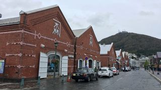 倉庫を改築した土産物売り場