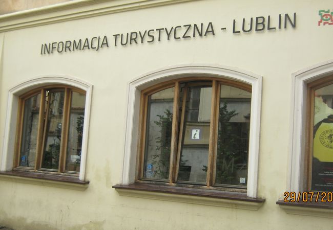 クラクフ門を入るとすぐにあります。