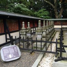 本殿両脇にある殉死者供養塔です