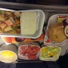 北京発機内食 味は、、、微妙