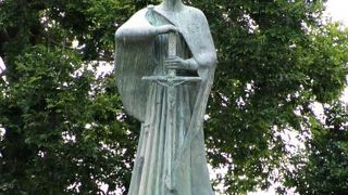 戦国の切支丹大名高山右近の銅像があります