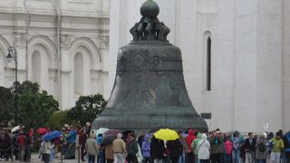 とても大きな鐘のある寺院。