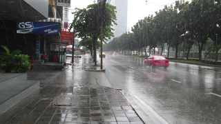大雨のラチャダーピセーク通り