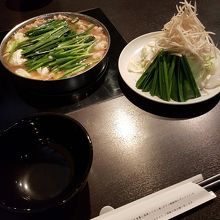 二人前のもつ鍋と、野菜。