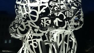 アート作品もビルの中にあります