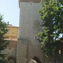 城壁が高いのですが門の高さもすごいです。