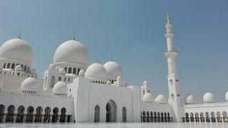 壮大なホワイトモスク
