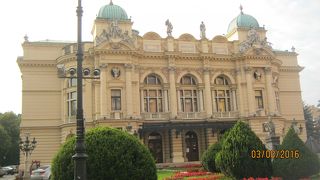 旧市街地の北東の位置に建てられています。